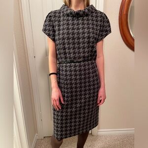 Jones New York size 16, large black/gray houndstooth pattern dress. Thin belt.